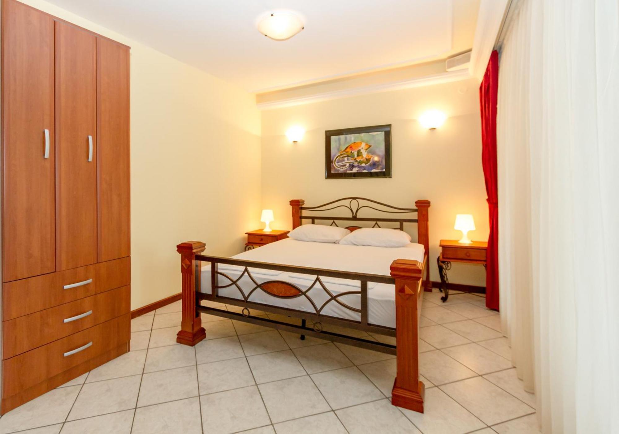 Milan'S Apartments Sveti Stefan Rum bild