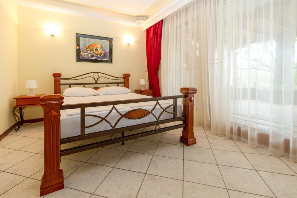 Milan'S Apartments Sveti Stefan Rum bild